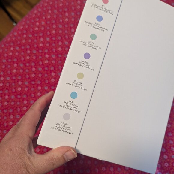 NWT Evertone OmniGlow Face Neck Mask 7 LED Colors Microcurrent Skin Rejuvenating - Picture 9 of 10